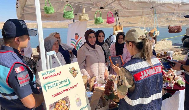 Jandarma’dan Hasankeyf’te Kadına Şiddetle Mücadele Standı