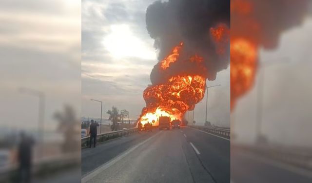 Seyir halindeyken alev alev yanan akaryakıt tankeri büyük korkuya neden oldu