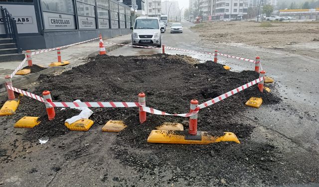 Tilmerc’te Obruk Alarmı! Lüks Konut Bölgesinde Yol Çöktü