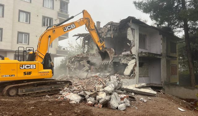 Batman’da Metruk Binalar Bir Bir Yıkılıyor
