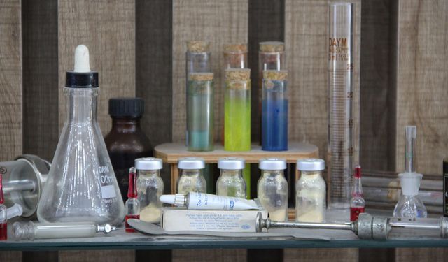 Eczanesinde 150 yıllık ilaçlarla mesleğin geçmişini yaşatıyor