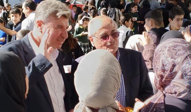 Belediye Başkanı Özhan, öğrencilerin düzenlediği kermese katıldı