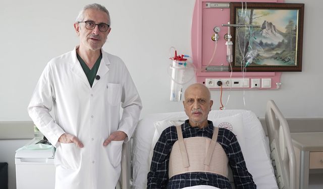 Kalbinde tümör ve damarlarında tıkanıklık bulunan hasta tek seansta başarıyla ameliyat edildi