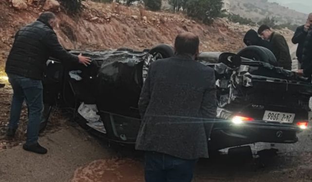 Kayganlaşan yolda otomobil takla attı: 2 yaralı