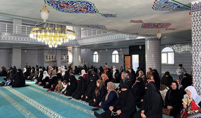 Batman'daki camide bu hafta çocuk terbiyesi konusu ele alındı