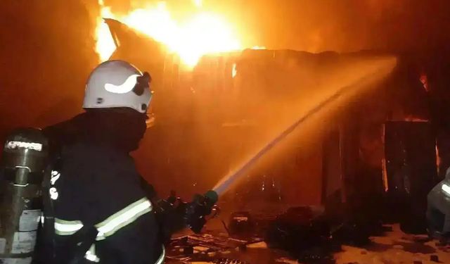 Seyir halindeki tır'da çıkan yangın büyümeden söndürüldü