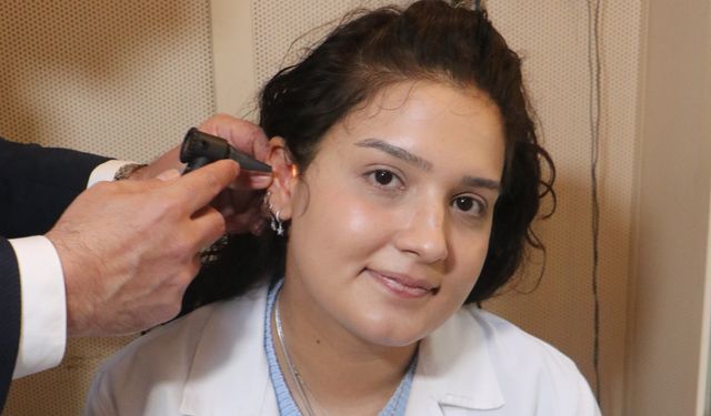 Yanlış ilaç nedeniyle işitme kaybı yaşayan Selen, tedavi gördüğü hastaneye doktor oldu