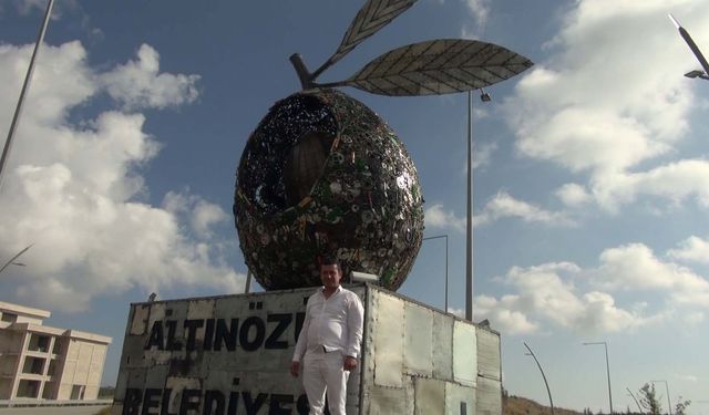 Atıklardan 8 metre yüksekliğinde, 5 ton ağırlığında 'zeytin tanesi' heykeli yaptı
