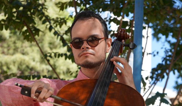 Görme engelli müzik öğretmeninden hastalara ‘ritim ve şarkılı terapi’