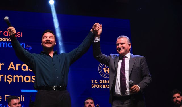 Bakan Bak, Gençler Arası Ses Yarışması Türkiye Finali'ni izledi, sanatçılarla şarkı söyledi