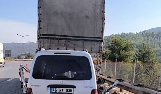 Hafif ticari araç kamyona çarptı: 3 ölü, 3 yaralı