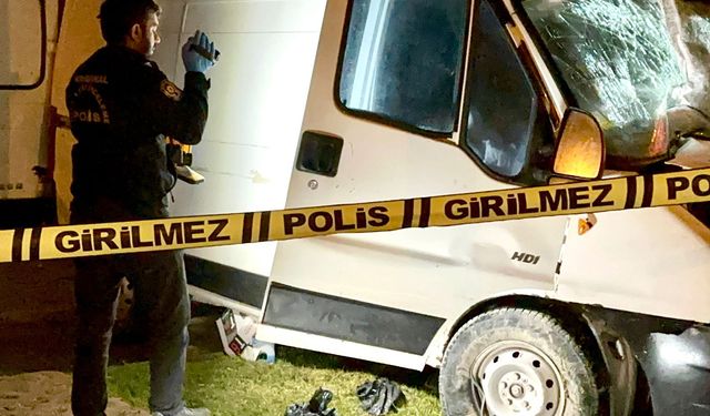 Minibüs trambüs direğine çarptı: 1 ölü