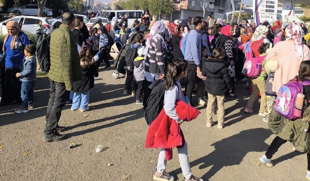 Diyarbakır'da okul yolunda ağır yaralanan öğrenci için veliler yolu kapattı