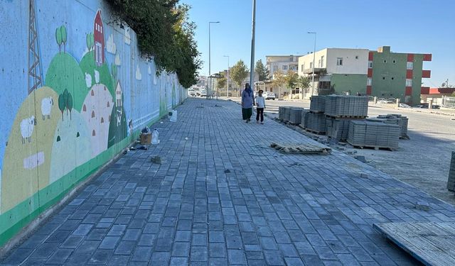 BAYINDIR VE PETROL MAHALLELERİNDE YOL VE KALDIRIMLAR YENİLENİYOR