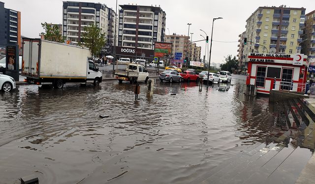 Diyarbakır’da sağanak alt yapı sorunlarını yeniden gün yüzüne çıkardı
