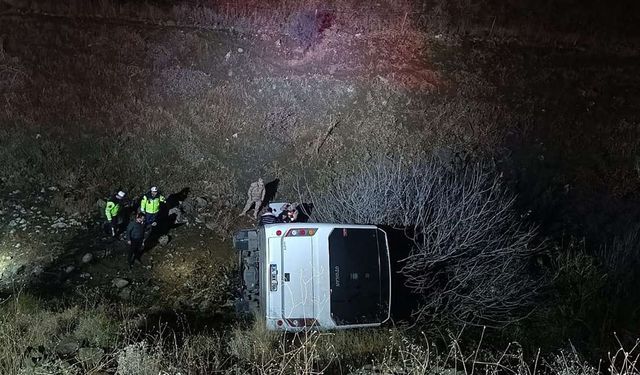 Maden işçilerini taşıyan servis uçuruma yuvarlandı: 2'si ağır 15 yaralı