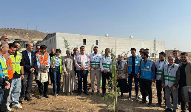 AK Parti OSB’de Ağaç Ekti