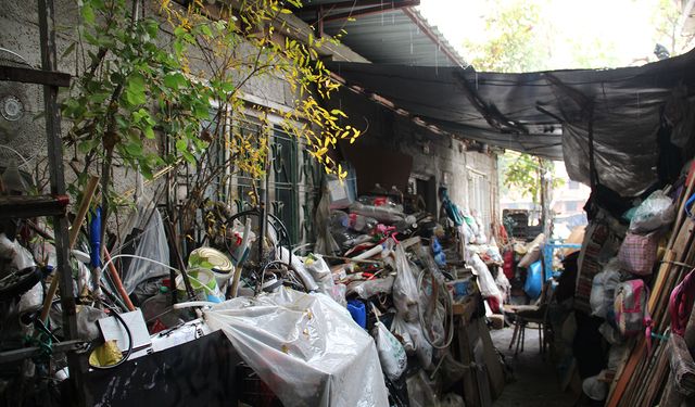 Harabe evde yaşam mücadelesi veren aile yardım bekliyor