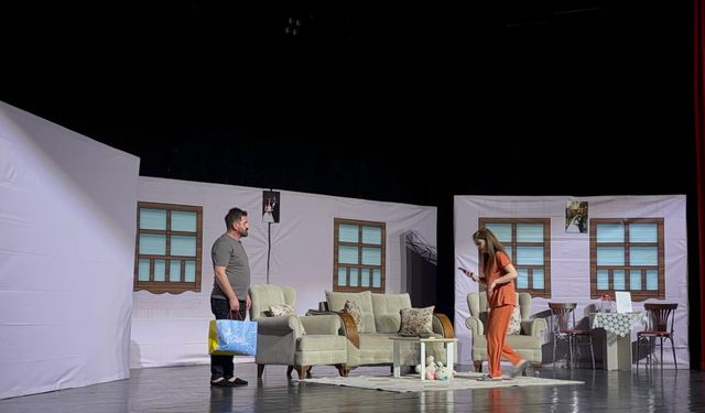 Tiyatroseverler ‘Aramızdaki Duvarları’ Heyecanla İzledi