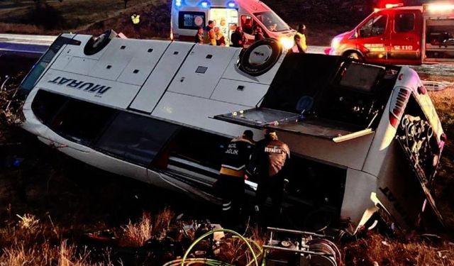 Yolcu otobüsü şarampole devrildi: 2 ölü, 21 yaralı