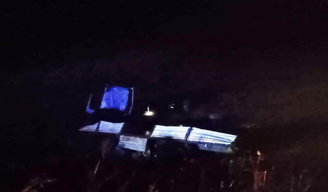 Tır devrildi: 1 ölü