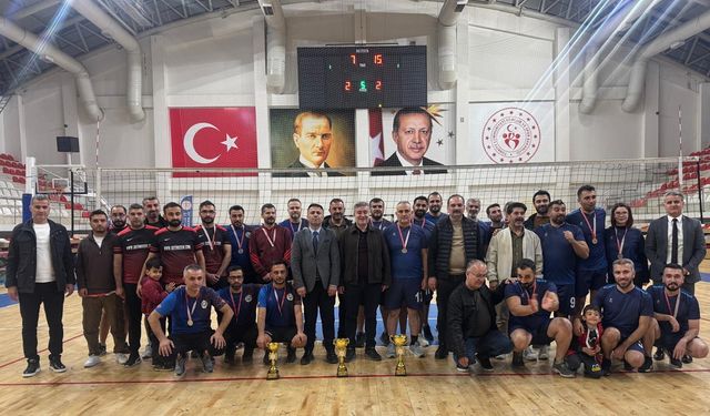 Batman'da 'Öğretmenler Günü Voleybol Turnuvası' sona erdi