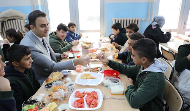 Hasankeyf’te öğrenciler toplu kahvaltıda buluştu