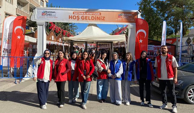 Gönüllü Gençler Kitap Fuarını Gezdi