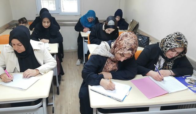 Kadınlar Okuma Yazma Kurslarına Yoğun İlgi gösteriyor