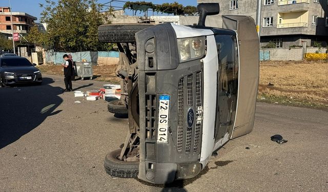 Batman'da transit  ile otomobil çarpıştı: 2 yaralı