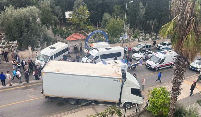 Minibüs ile kamyon çarpıştı; 22'si öğrenci, 23 yaralı