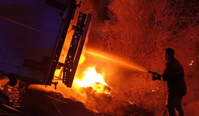 Otoyolda alkollü içecek yüklü TIR yandı