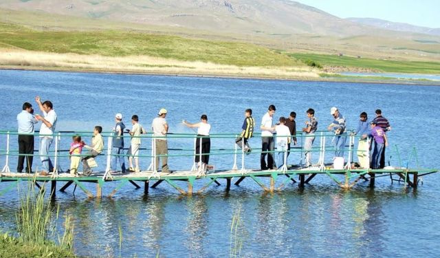 Van Gölü'ndeki çekilme fotoğraflarda