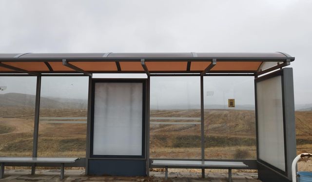 Durakta Otobüs Beklerken Kitap Okuma Dönemi