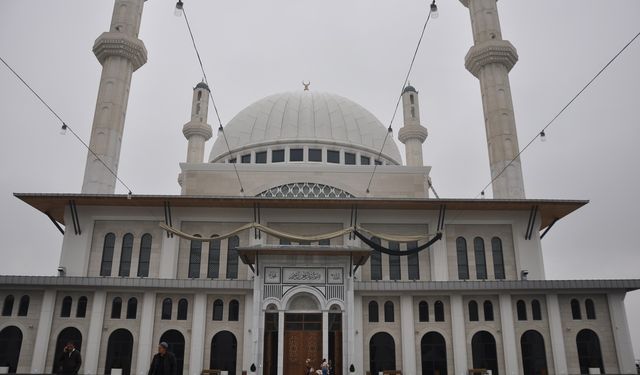 Halk, Necat Nasıroğlu Külliyesinde düzenlenen konserlere büyük tepki gösterdi