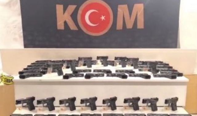 Araçtan 480 tabanca ve binlerce silah parçası çıktı