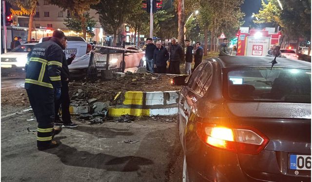 İki Otomobil Çarpıştı: 2 Yaralı