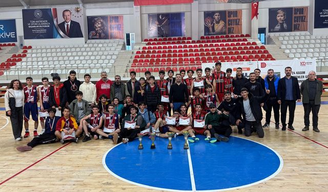 Genç Erkekler Basketbolda Taç Zirvenin Sahibi Oldu