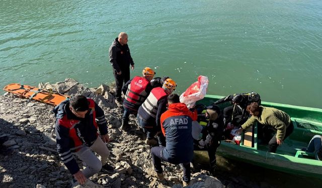Baraj gölüne düşen otomobildeki 3 kişi hayatını kaybetti