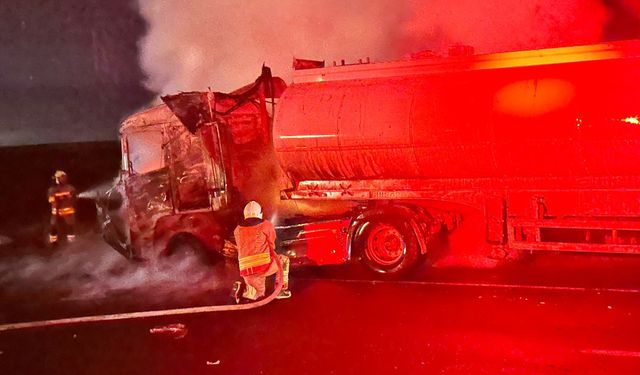 Şırnak'ta seyir halindeki tanker alev aldı