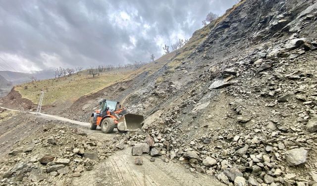 Sason'da Yoğun Yağışın Ardından Kapanan Yollar Açıldı