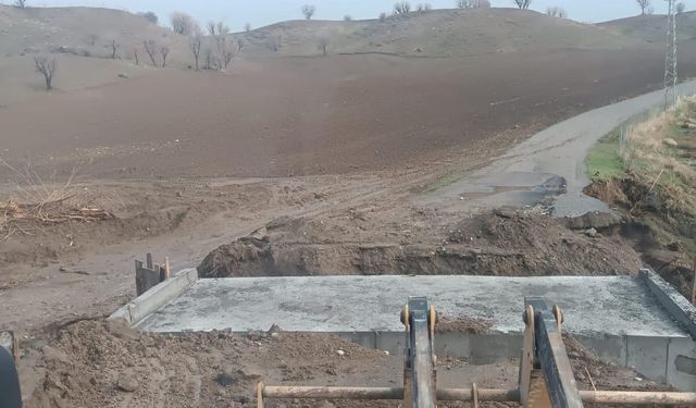 Kozluk’ta Köy Yolları Yenileniyor