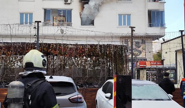 İTFAİYE MERDİVENİYLE KURTARILDILAR