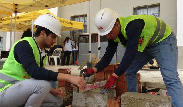 Geleceğin mühendislerinden kıyasıya duvar örme yarışması