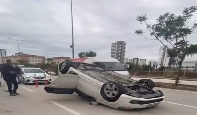 Park halindeki araçlara çarpan otomobil ters döndü