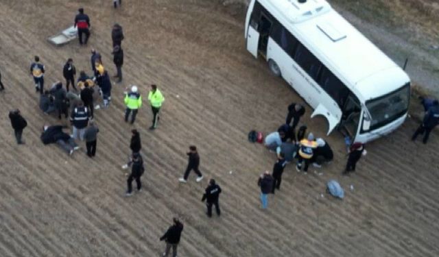 Öğrenci servisiyle kamyonet çarpıştı: 14 yaralı