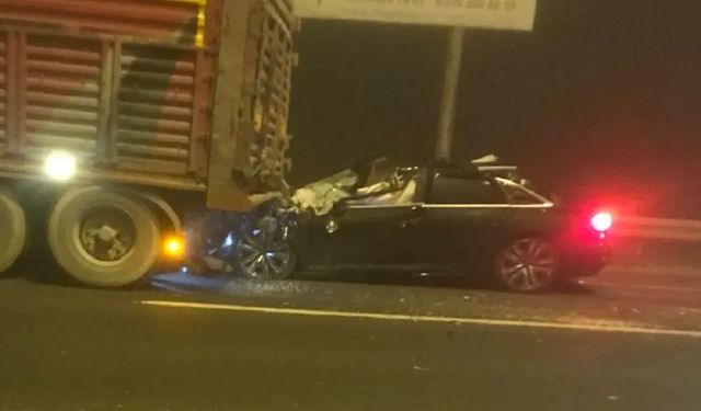 Otomobil tıra çarptı: 4 ölü