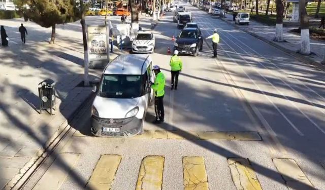 Yaya geçidi ihlali yapan sürücüler cezalandırıldı