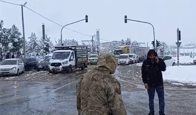 Batman Kıra Dağı kar ve buzlanma nedeniyle trafiğe kapandı