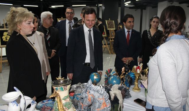 Batman’da Kadın Kursiyerler El Sanatları Sergisi Açtı